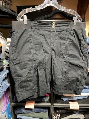 #209 size 2r Black stretch waist Cargo-Style Shorts